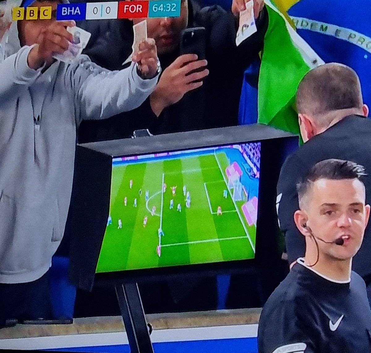 PatelBropodcast's tweet image. Fans waving money at the ref 🤣🤣
#facup #bhafor