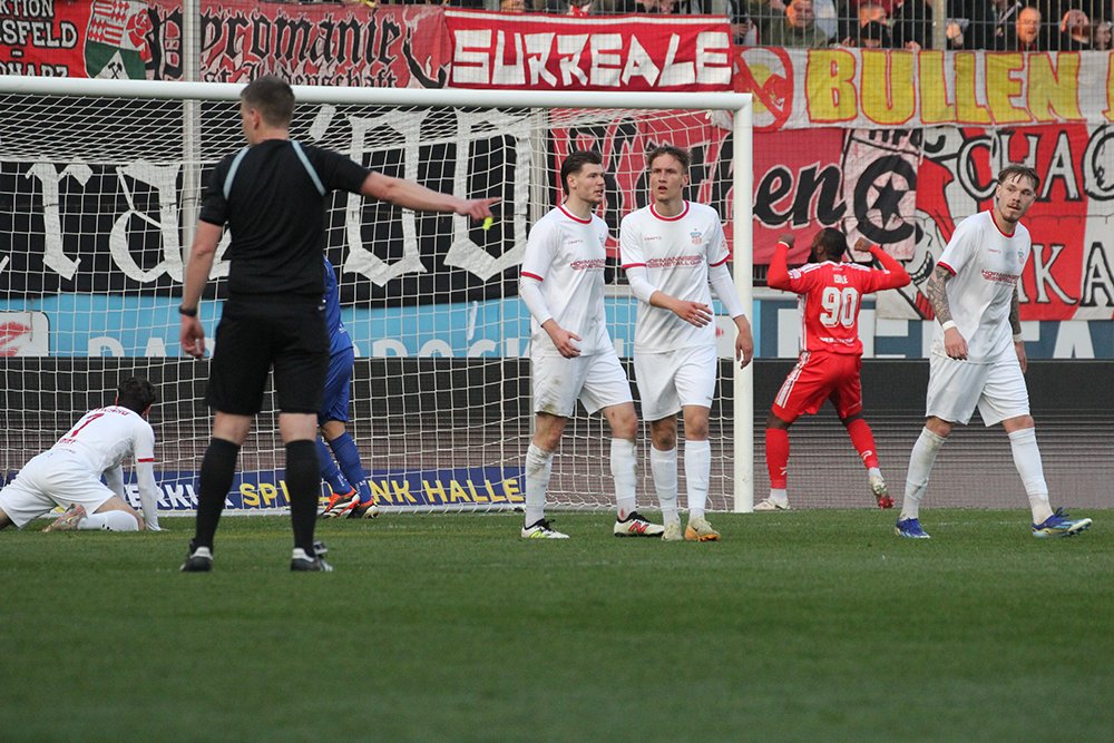 FSVZwickau's tweet photo. Der #FSVZwickau hat erstmals im Jahr 2025 ein Spiel verloren. Beim Halleschen FC musste man sich mit 2:0 (1:0) geschlagen geben. Zwickau investierte viel, blieb heute vor dem Tor aber zu harmlos.
📄 Unser Spielbericht 👉 https://t.co/LobXEFOdrW #HFCFSV https://t.co/15LoORbp2z
