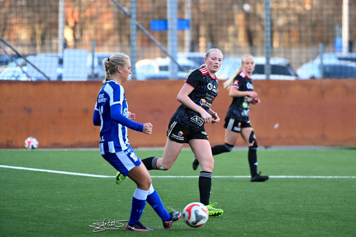 LFKLFKLFK's tweet photo. Träningsmatchen slutar 6-0 mot ett oerhört spelskickligt @ifkgoteborg. 

Vi tar med oss både bra och mindre bra delar. Nästa helg väntar seriepremiären mot @tyresoffdam ✨. 

#lfk #lfkdam #division1mellersta 

🖤❤️

📸: @photopalle https://t.co/eEWD2aIbqr