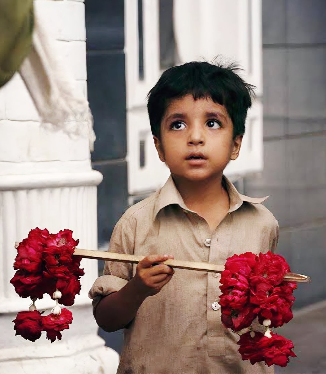 Aashiq sacche hon ya jhoote,
mere phool toh bik jaate hain...