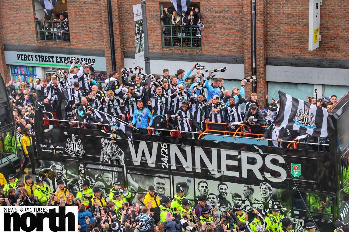 northnews's tweet image. Amazing scenes in Newcastle city centre today as huge numbers of fans turn out to see #Nufc parade the #CarabaoCup, #wedontdoquiet #nufcfans Pics by @RaoulDixonNNP