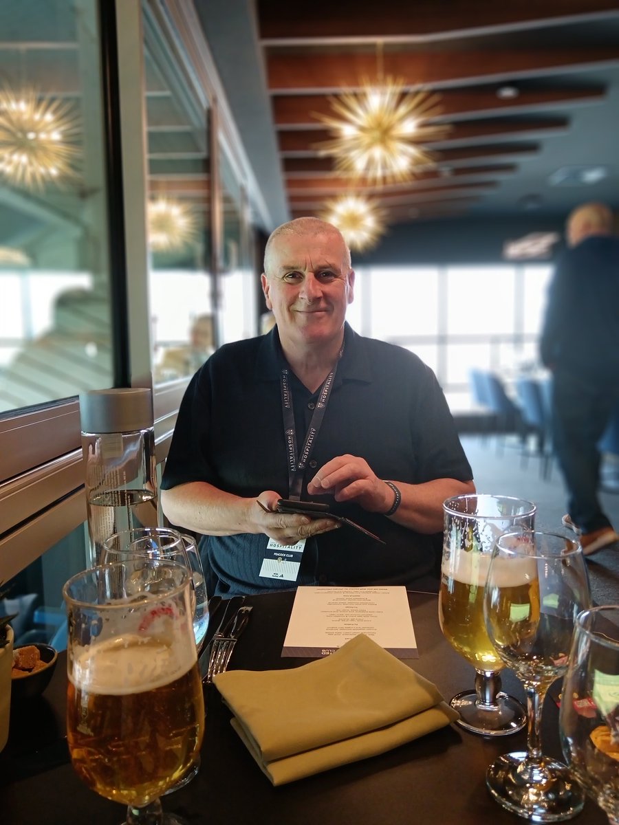 Josh_Rothwell's tweet image. Result was shite, but had an absolutey amazing day in the  Peacock Lounge. Shout out to Julie, Jason and Lee for making the experience even more amazing. Happy 60th dad! #lufc