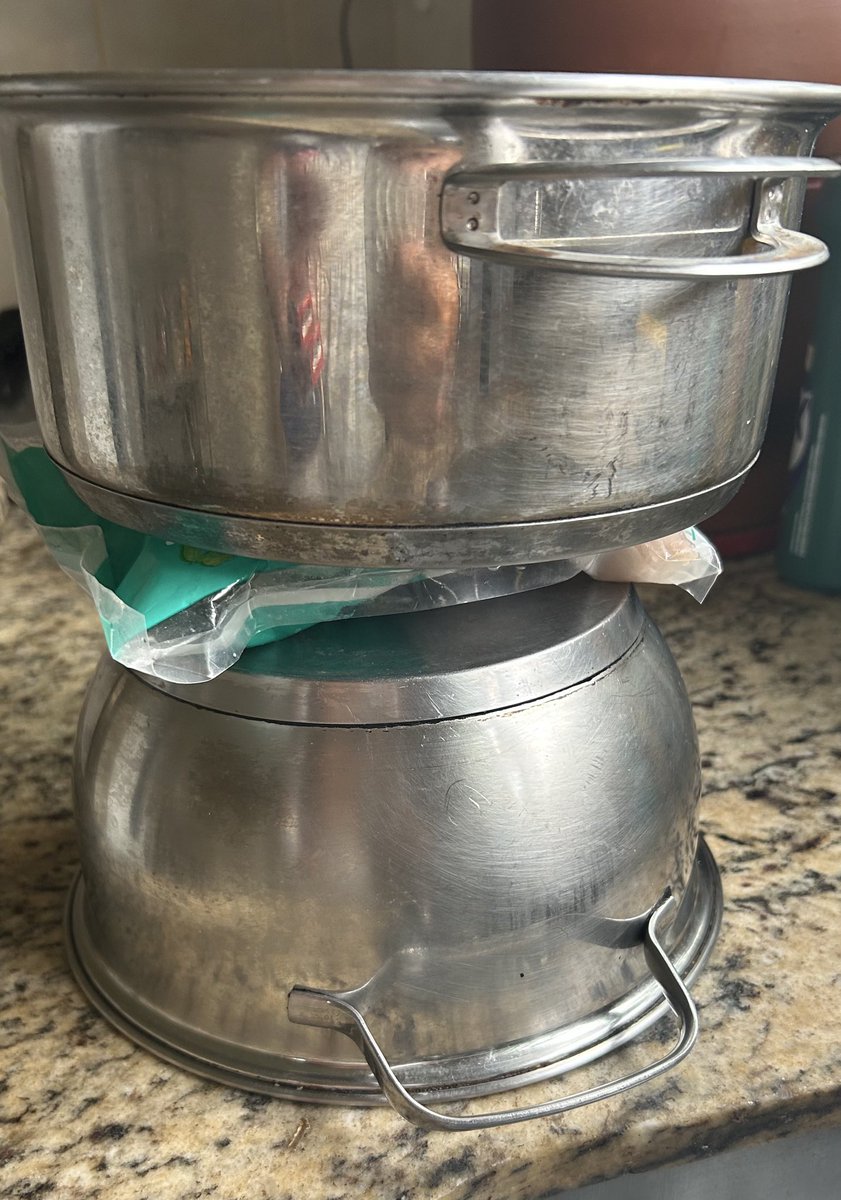 desde que eu descobri que pra descongelar carne em 30 minutos, basta colocar ente duas panelas vazias, nunca mais tirei nada pra descongelar um dia antes 🫶🏽