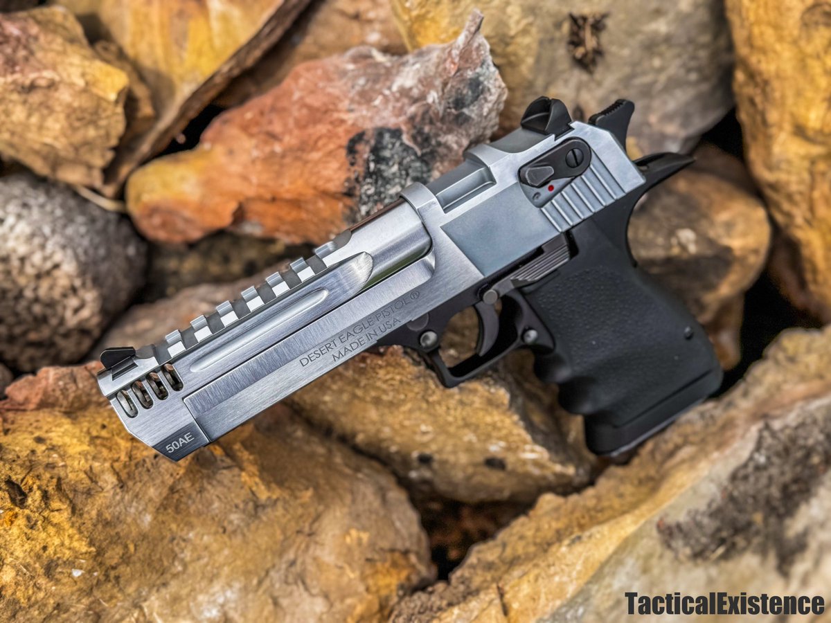 @magnumresearchinc #deserteagle L5 MK19 #50ae with @hogueinc grips 👌🏻 Big thanks to the Colonel for the assist@kygunco 👍🏻 #tacticalexistence #hougegrips #magnumresearch #deserteagle #50cal #bigbore #handcanon #handgun #pistol #shooting