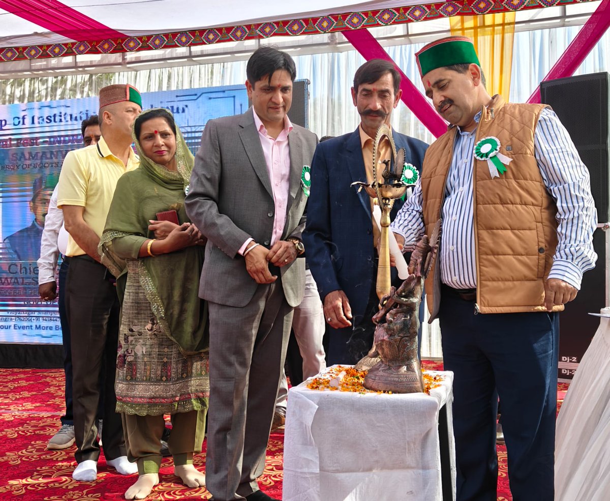 HietGroup's tweet photo. It is a privilege to welcome our, Chief Guest Sh.Kewal Singh Pathania (Deputy Chief WHIP Govt. of India)Thank you for sharing this moment with us.He rewarded the meritorious children who topped various activities. https://t.co/pOBJdmA68C