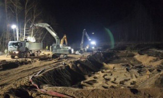 Dozens of Polish soldiers with heavy equipment have arrived at the Pabradė Training Ground in Lithuania where the search is ongoing for the 4 missing U.S. soldiers that disappeared together with their armored vehicle during a military exercise 4 days ago

🇺🇸🇵🇱🇱🇹