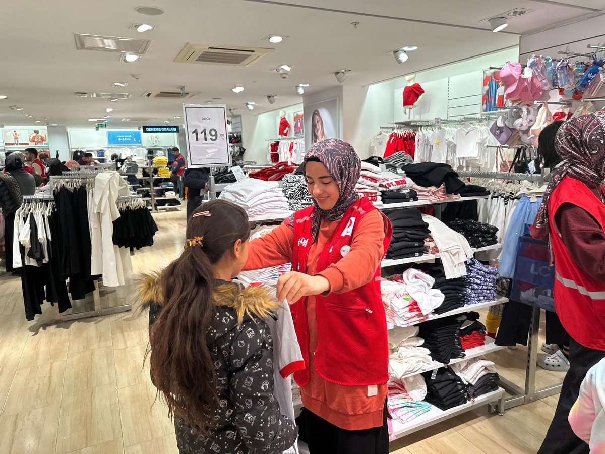 genckizilay04's tweet photo. 🌙 Bayram Alışverişi

Bayram heyecanı en çok çocuklara yakışıyor bizler de bu heyecanlarına ve mutluluklarına ortak olmayı her zaman görev biliyoruz. 
Destekleriniz sayesinde gönüllülerimiz ile birlikte yetim çocuklarımızın bayramlık kıyafet alışverişlerini yaptık. 
#DaimaHazır https://t.co/wvPJWN2MbU
