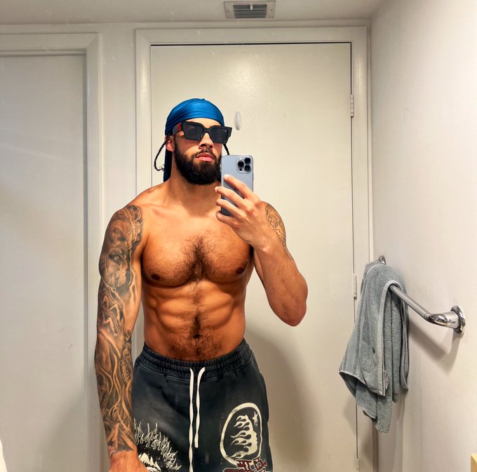 Watch King James 👑's leaked NSFW photo on TwXstars