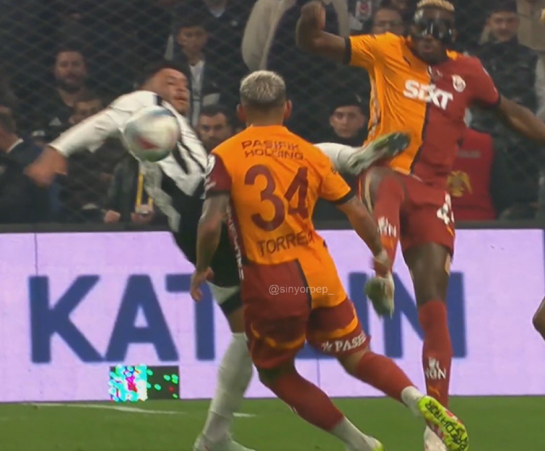 #BJKvGS #satılmışBJK  bariz gol şansı olmayan pozisyonda kırmızı kart.  Birde şereften bahsederler. Satılmışlar  sahipleri de belli.