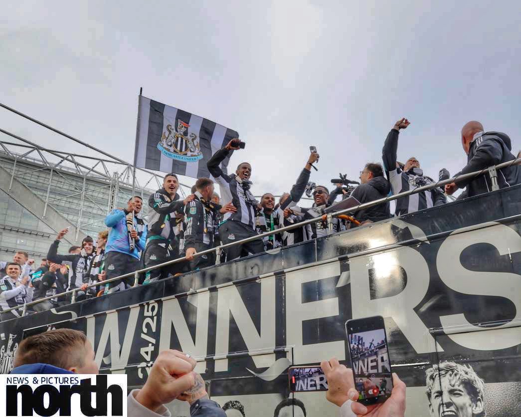 Amazing scenes in Newcastle city centre today as huge numbers of fans turn out to see #Nufc parade the #CarabaoCup,  #wedontdoquiet #nufcfans Pics by <a href="/alexstorey39/">Alex Storey</a> and <a href="/WillWalkerNNP/">will  walker</a>
