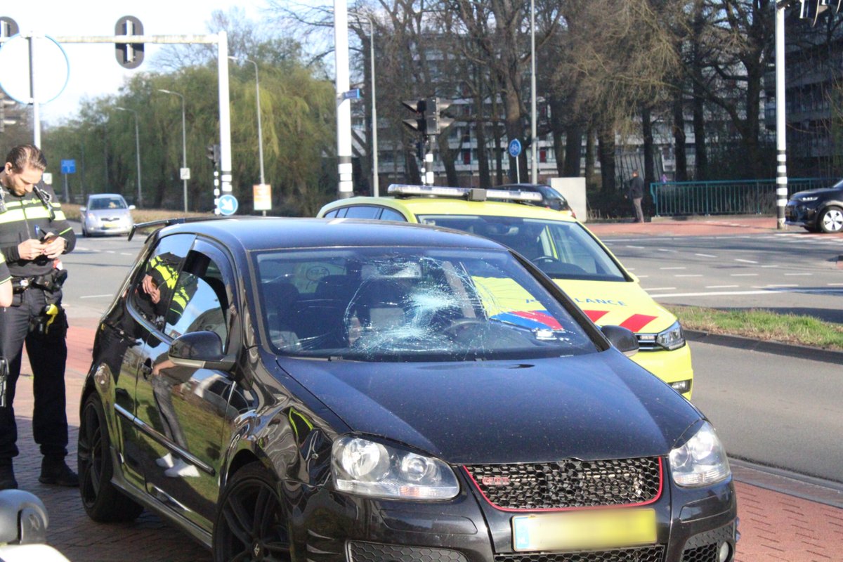 Automobilist schept fietser bij afslaan