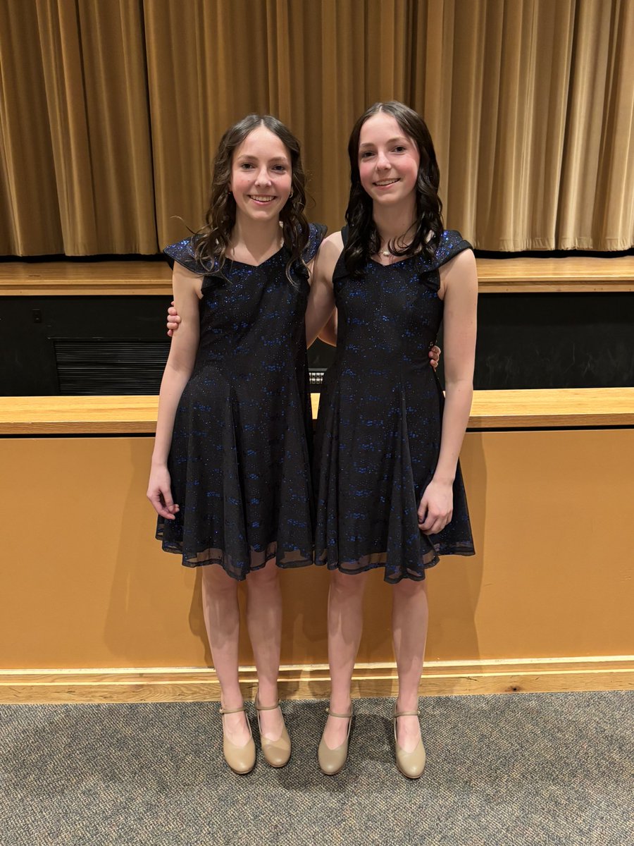 Dodi3Poynter's tweet image. Busy week! 
TRAIN
Showchoir Concert 🎵 🪩 💃 
TRAIN 
National Junior Honor Society Inductee Ceremony 📚👩‍🏫
TRAIN 
Compete! #ProvingGround 2-0! 
@Helen_Poynter3 @Emma3Poynter Lets top off the week with some hardware tomorrow! 💪💪👊👊🥇 #MoreThanStats ❤️ I love to watch you play!