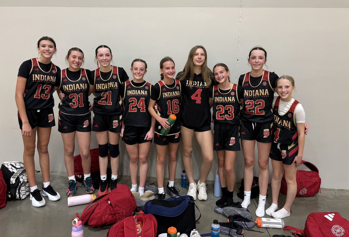 Dodi3Poynter's tweet image. Busy week! 
TRAIN
Showchoir Concert 🎵 🪩 💃 
TRAIN 
National Junior Honor Society Inductee Ceremony 📚👩‍🏫
TRAIN 
Compete! #ProvingGround 2-0! 
@Helen_Poynter3 @Emma3Poynter Lets top off the week with some hardware tomorrow! 💪💪👊👊🥇 #MoreThanStats ❤️ I love to watch you play!