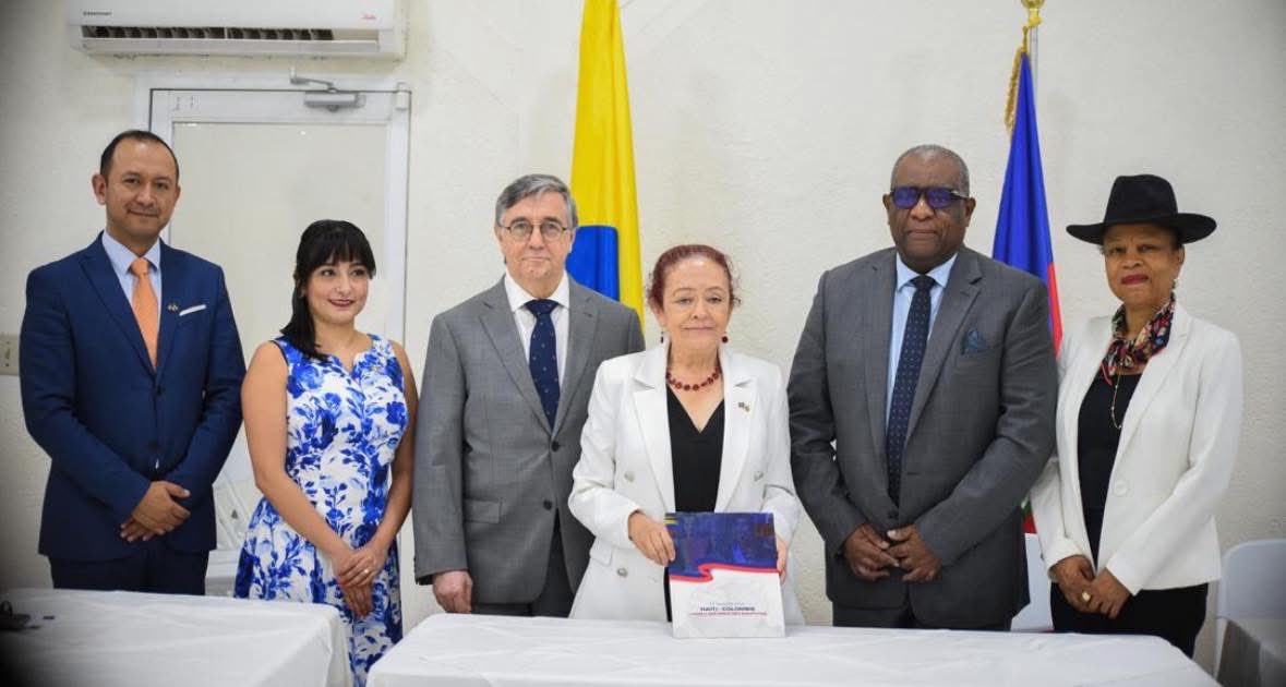 mpceht's tweet image. [COMMUNIQUE DE PRESSE]👇🏾
Coopération Haïtiano-Colombienne : Signature d’un mémorandum d’entente sur l’environnement et le climat en Haïti. #HaitiCooperation #HaitiPlanification
👇🏾facebook.com/share/p/16AiZF…