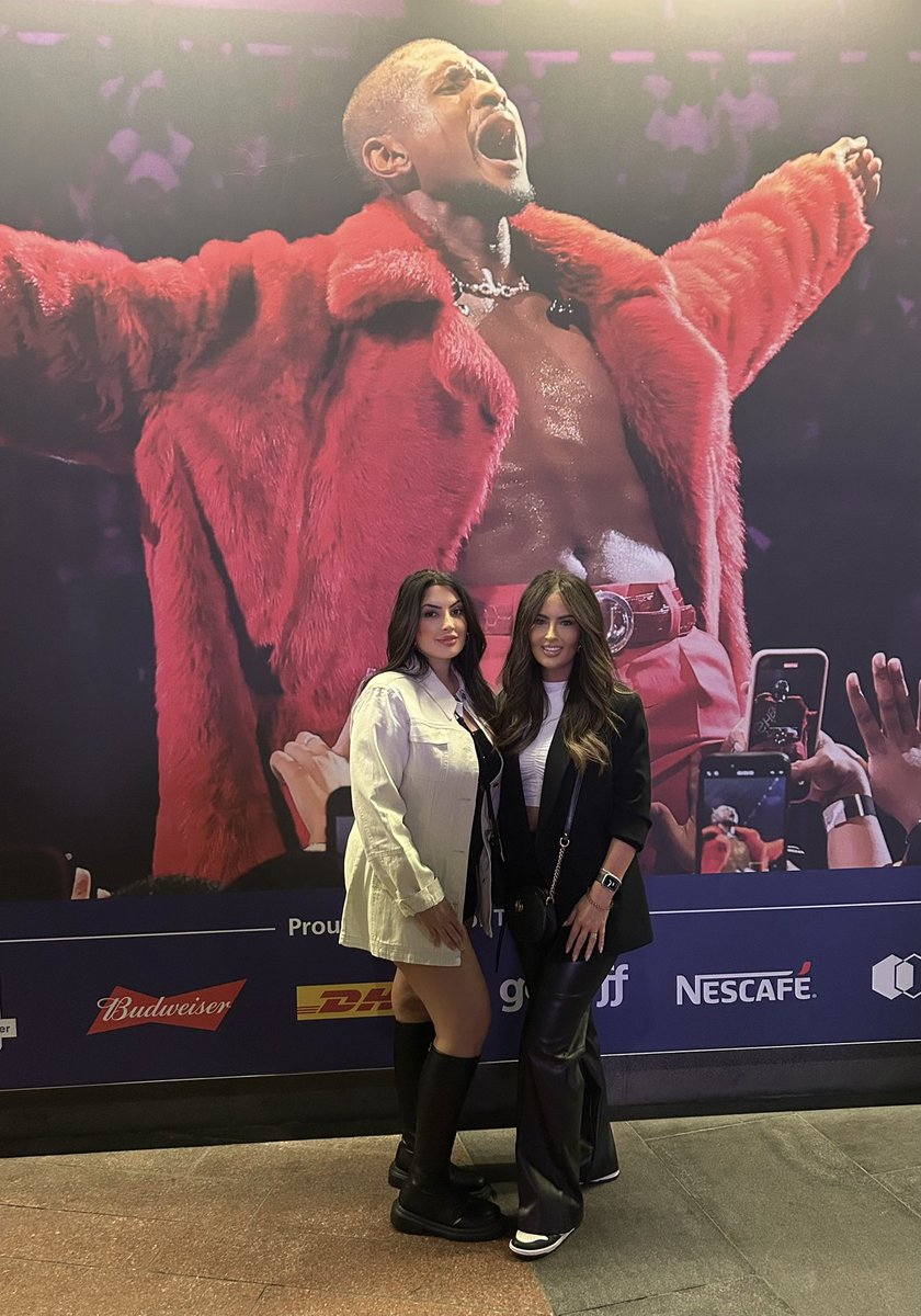 amarie2011's tweet photo. A year ago I thought Usher impregnated me through my tv screen … tonight it was through the crowds 😳

#usher #london https://t.co/7nm22kopVN