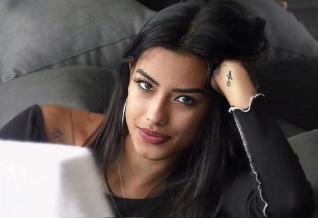 QUIEN ABANDONA LA CASA ESTE LUNES? 

❤️ BATÍ 

🔁 LUZ 

#GranHermano
