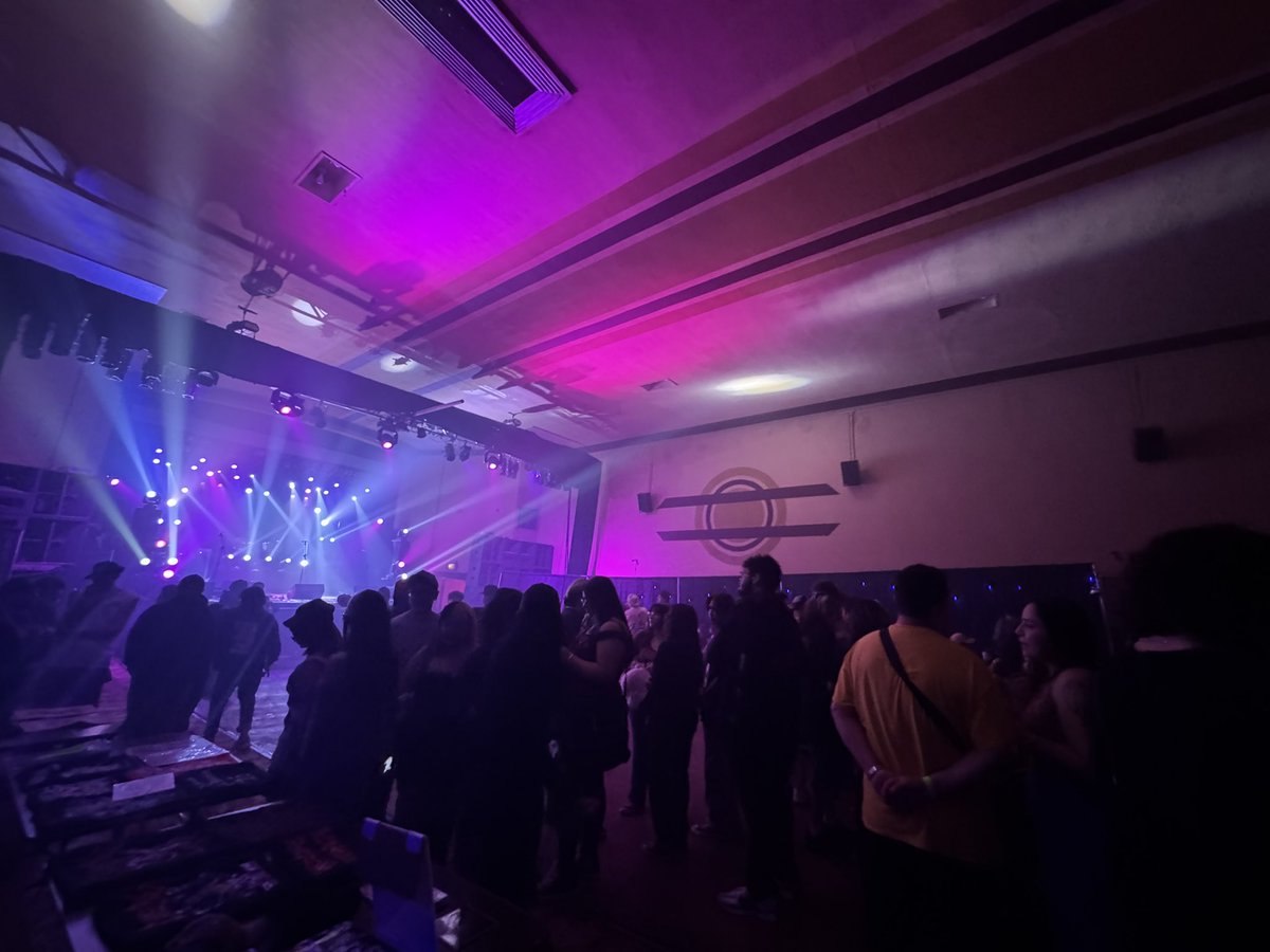 THIS ROOM IS HUGE YO I NEED LIKE 500 MORE BODIES HERE STAT