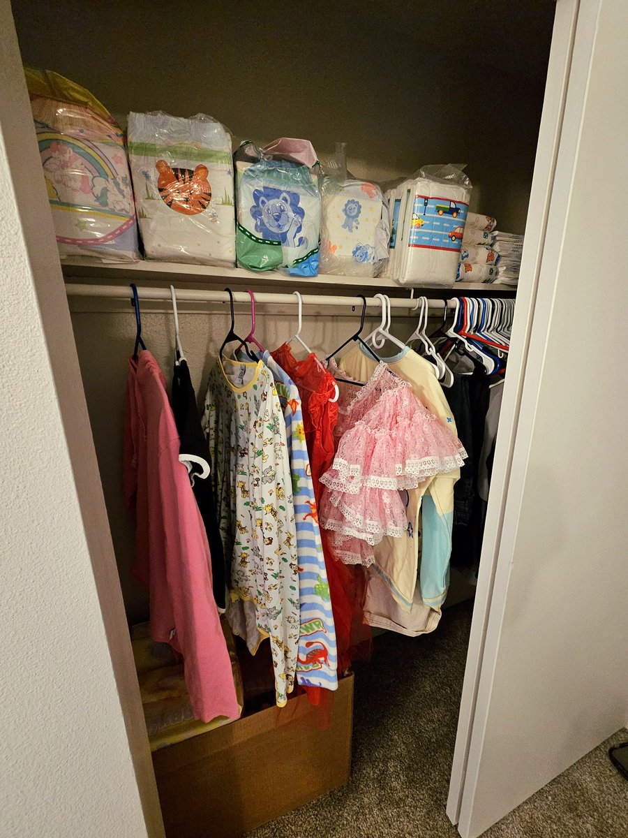 CubNamedNikki's tweet photo. Hey everybody, send me pictures of your Little themed rooms/nurseries, or pics of ones you like! Things like spaces with big colorful interlocking floor mats, arts and crafts areas, rugs with roads everywhere, etc.

I just moved into my own space so it's little time! https://t.co/nlN7GKgymi
