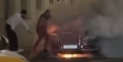 Kurucinfo2's tweet photo. Bild: felrobbant Vlagyimir Putyin egyik limuzinja.
Sérültekről eddig nincs információ. Az eset az orosz titkosszolgálat főhadiszállása közelében történt.
#Kuruc #Oroszország #Putyin #limuzin #robbanás
🌐 https://t.co/D6zjPtBaet https://t.co/2v3FKebZUu