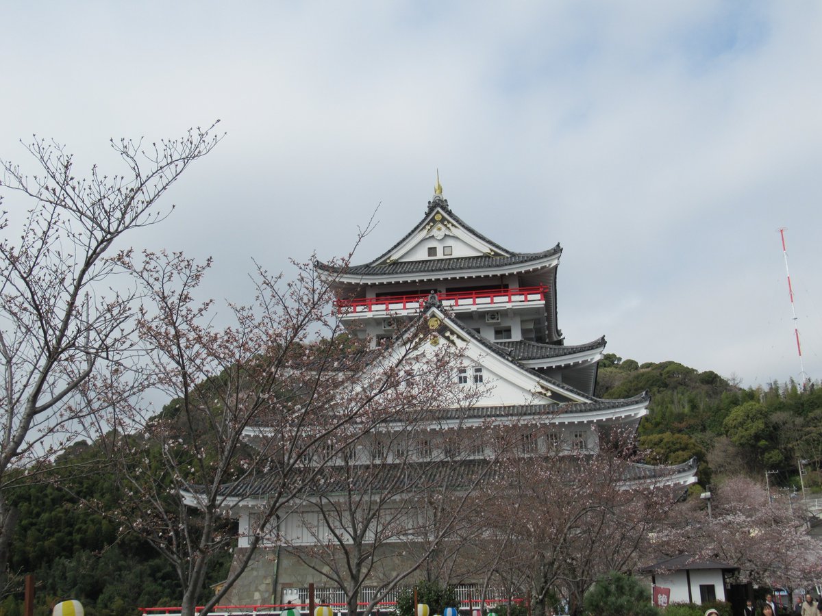 AtamiCastle's tweet image. 熱海城さくら開花状況です。本日お城の前は4分から5分咲きとなりました。庭園は手前3分咲き奥は1分咲きです。 夜桜営業は庭園の桜がなかなか咲かない為来週後半あたりからになりそうです。#熱海城 #熱海 #開花 #桜 #さくら　＃夜桜  #ソメイヨシノ #Atami #sakura #Atamicastle