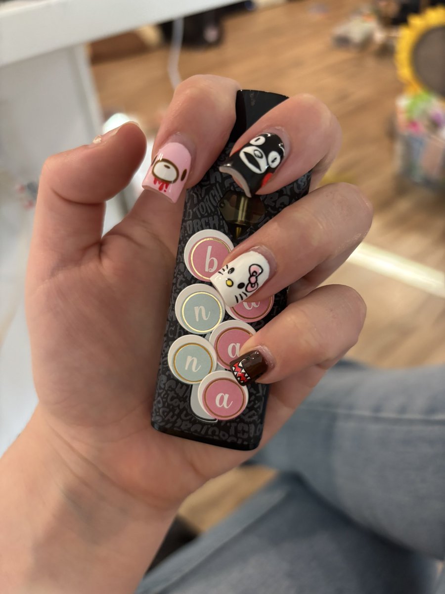 normalleighh's tweet photo. went on vacation and realized im transgender and maybe a lesbian anyway. Here’s my current nails and my pennn. https://t.co/TKg1maGZHZ