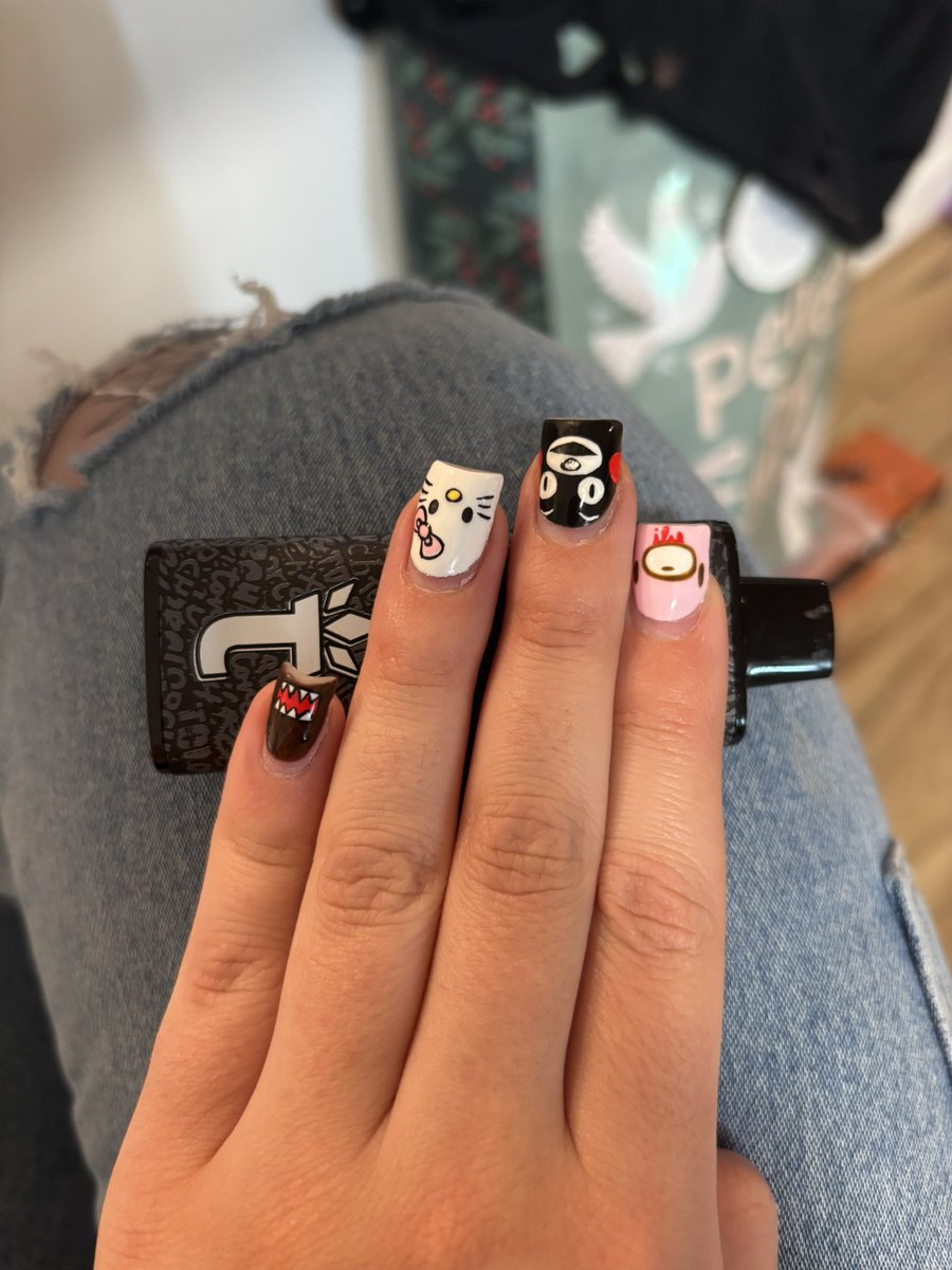 normalleighh's tweet photo. went on vacation and realized im transgender and maybe a lesbian anyway. Here’s my current nails and my pennn. https://t.co/TKg1maGZHZ