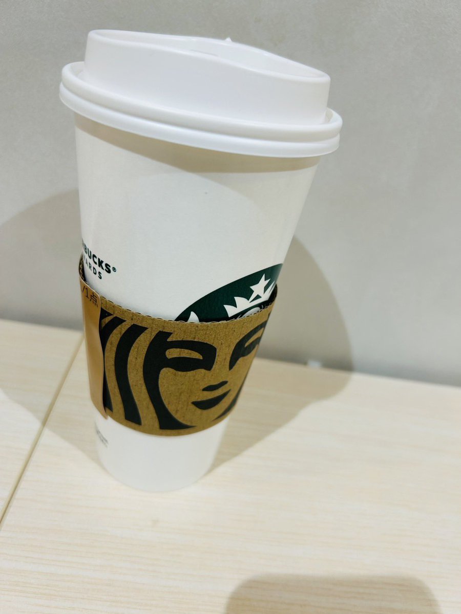 わざわざつぶやくことじゃないんだけどさ、
スタバのキャラメルクリームにハマってて。
さすがに今日は味変したいなと思って、エスプレッソショット？追加してみたら雰囲気変わってとてもおいしいのよ。
最近、誕生日むかえてスタバチケットを
たくさんもらえて、誕生日の名残りを楽しんでる☺️