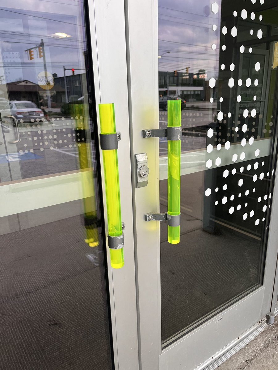 Glad to see Inanimate Carbon Rod is finding a purpose in his retirement, working alongside his twin brother to help folks open the doors to this bank. <a href="/Criminalsimpson/">Criminalsimpsons</a> #TheSimpsons <a href="/TheSimpsons/">The Simpsons</a> #WorkeroftheWeekAward