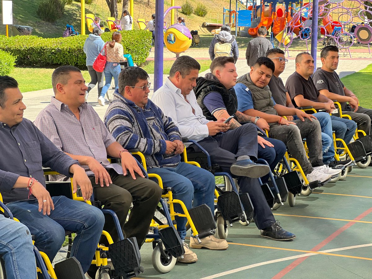 Durante la sesión, aprendimos sobre los desafíos que enfrentan diariamente y la relevancia de garantizar su inclusión. Además, recibimos información sobre las medidas de seguridad que deben considerarse para ofrecer un servicio más accesible y respetuoso. #ElPoderDeServir 🧵3/3