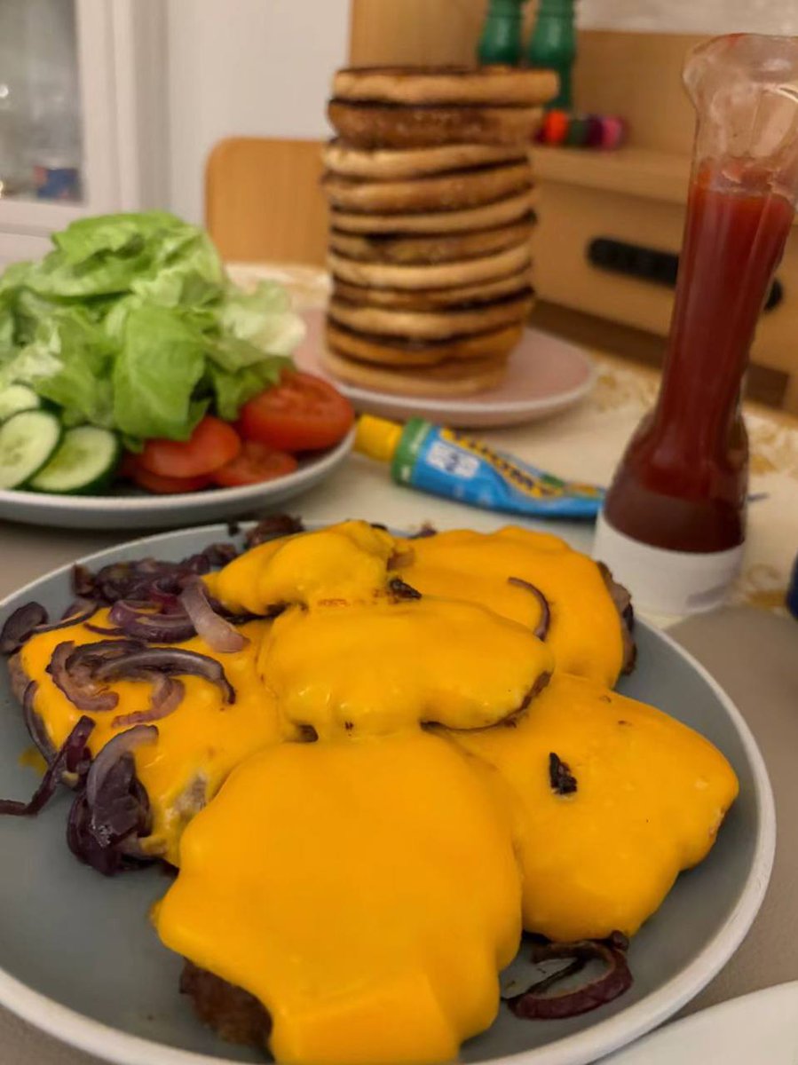 For me, burger is the best lunch on this busy day😋
#UnitedStates #lunch #LosAngeles
