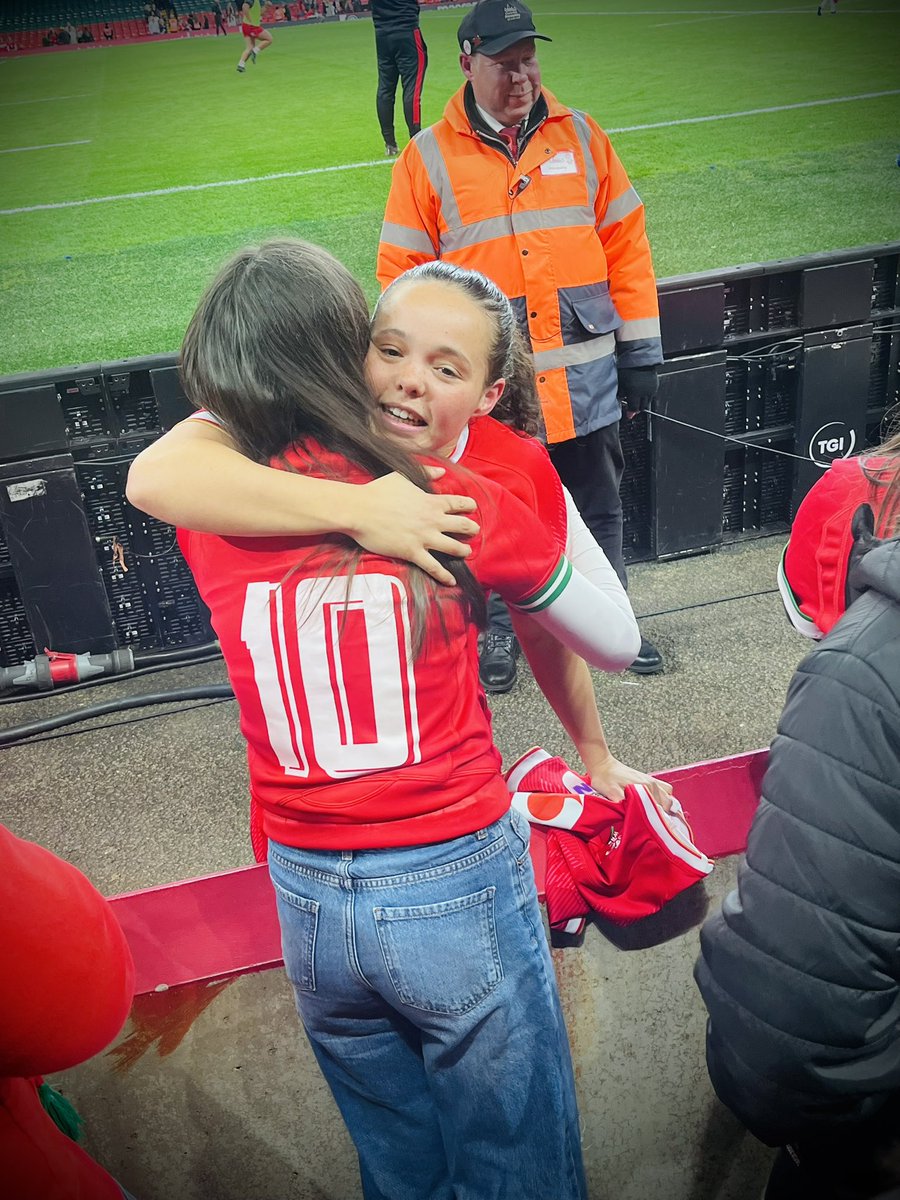 shemaneadams's tweet photo. This is how to make a young rugby mad girl so happy 😊 
Thank you so much Megan Davies for making Leah’s day and giving her your rugby shirt. 
You are such a kind talented young woman and an it was an absolute pleasure to watch you play today. Well done Meg 🏉 @waleswomenrugby https://t.co/DVwqrV6x0z