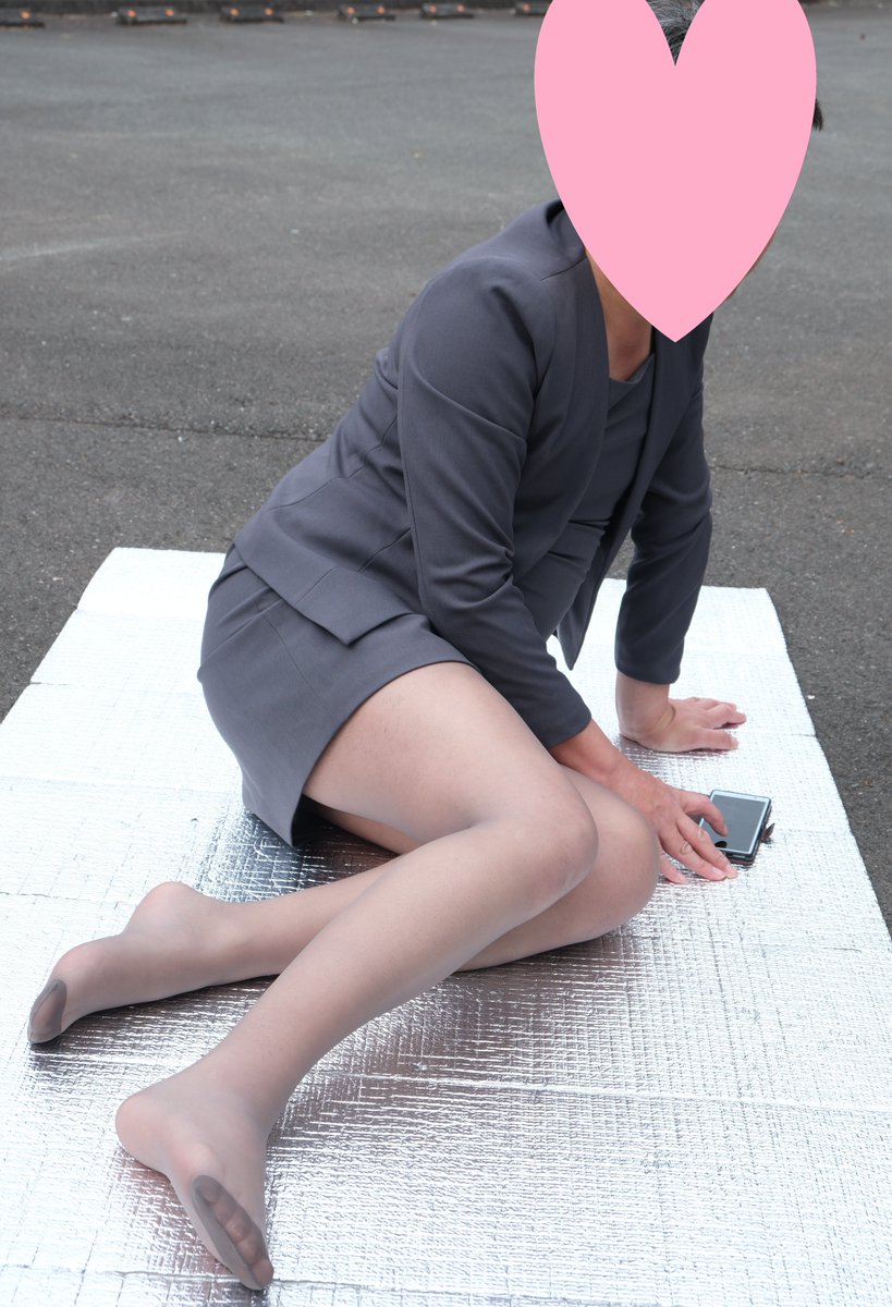 OkitakeA's tweet photo. I enjoyed Spring wind with all in grey outfit🎶 #bolerojacket #greyjacket #greypantyhose #greycoordinate #pantyhosetoes #pantyhosesoles #navyhighheels #ボレロジャケット #グレーストッキング #パンスト #ネイビーハイヒール https://t.co/RYDKaUmsql