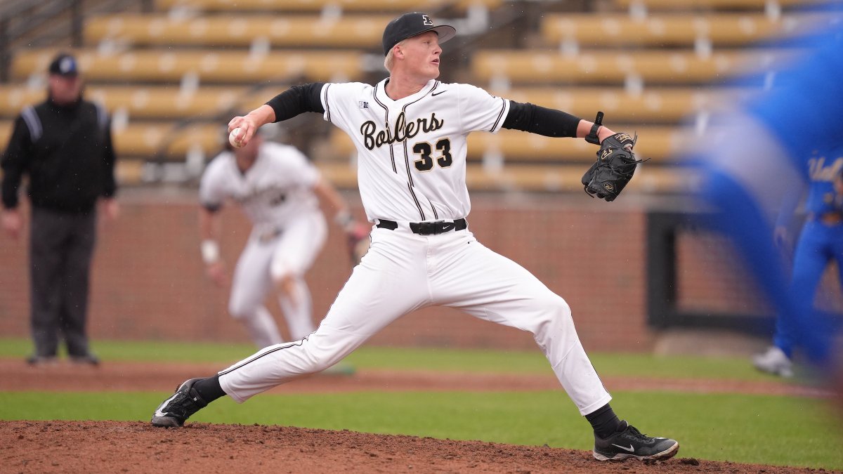 🚂 <a href="/AustinKlug11/">Austin Klug</a> works around a leadoff single to post a much-needed Zero, our 1st since the 3rd inning. Finished off the frame with a K to strand the runner at 3rd. #BoilerUp 

Mid 8th: UCLA 13, #Purdue 9