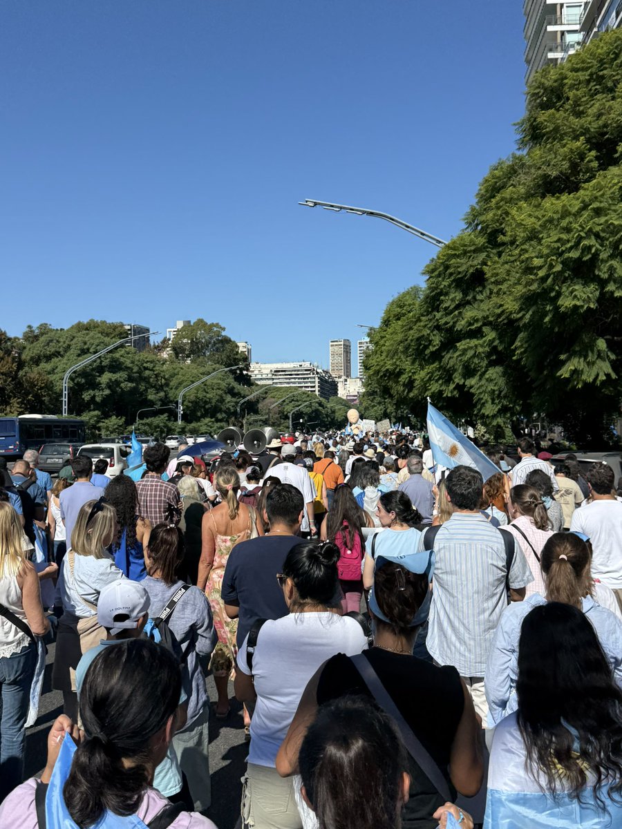 Fuimos a la marcha por la vida. Estábamos los de a pie, algunos curas (los que entienden la guerra espiritual), algunas religiosas. Muchas familias. Los veteranos de Malvinas. Vamos a caer peleando, eh! Aca no se rinde nadie.