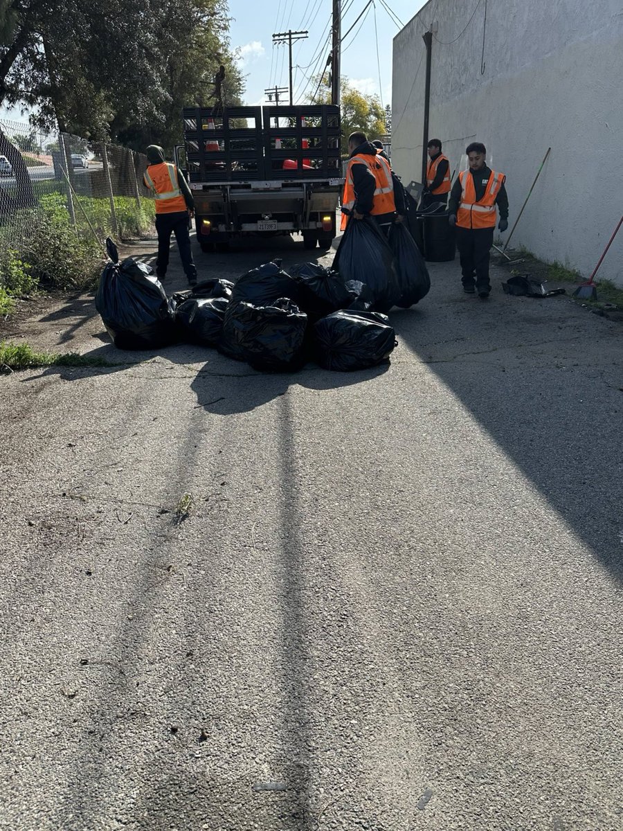 CD2LosAngeles's tweet photo. This morning, I rolled up my sleeves and got my hands dirty with the Toluca Lake Chamber of Commerce to clean up our streets! Keeping our community clean and safe takes teamwork, and I’m grateful to stand alongside dedicated volunteers who care about maintaining our neighborhoods https://t.co/827hNBiM7S