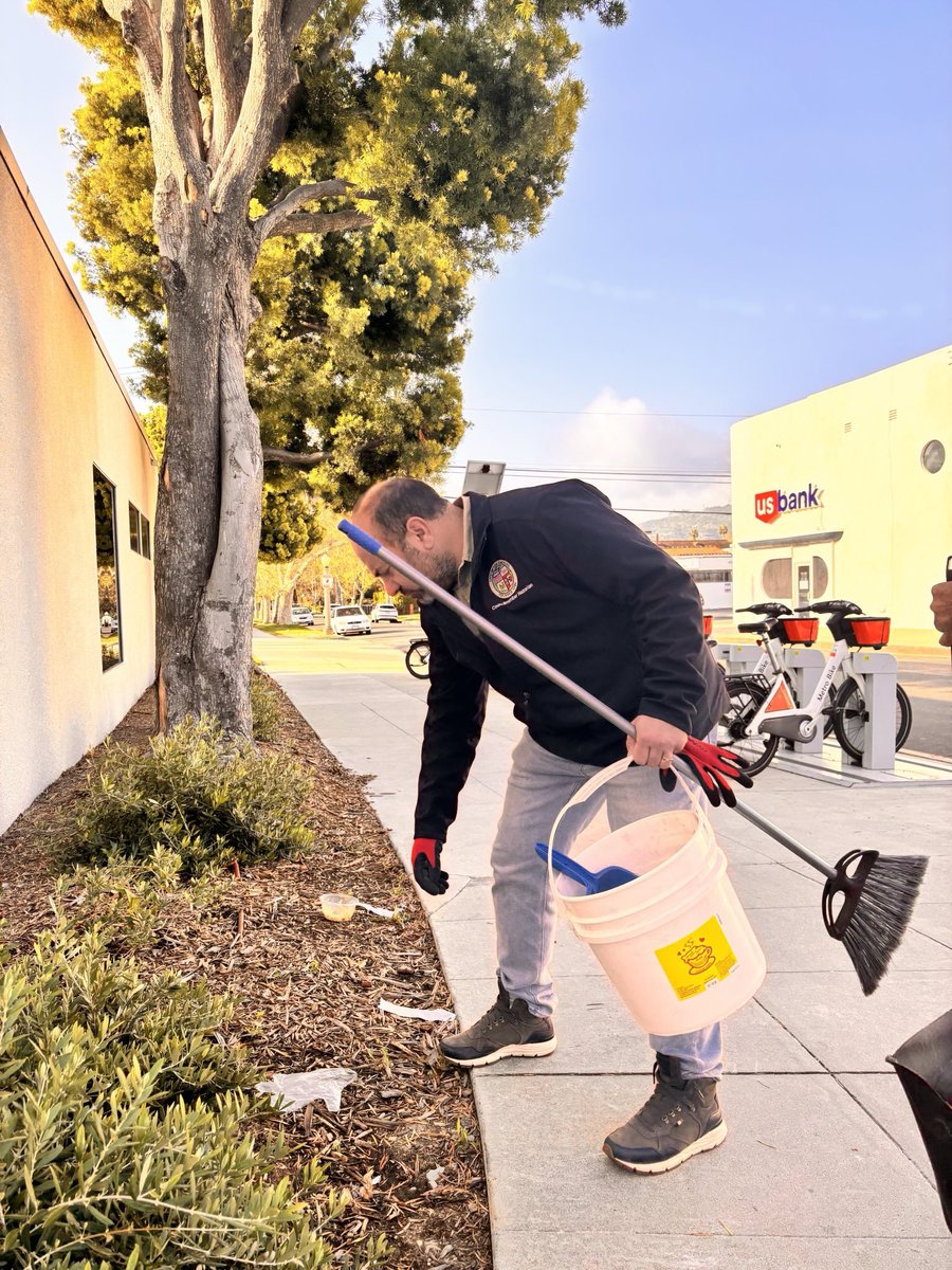 CD2LosAngeles's tweet photo. This morning, I rolled up my sleeves and got my hands dirty with the Toluca Lake Chamber of Commerce to clean up our streets! Keeping our community clean and safe takes teamwork, and I’m grateful to stand alongside dedicated volunteers who care about maintaining our neighborhoods https://t.co/827hNBiM7S