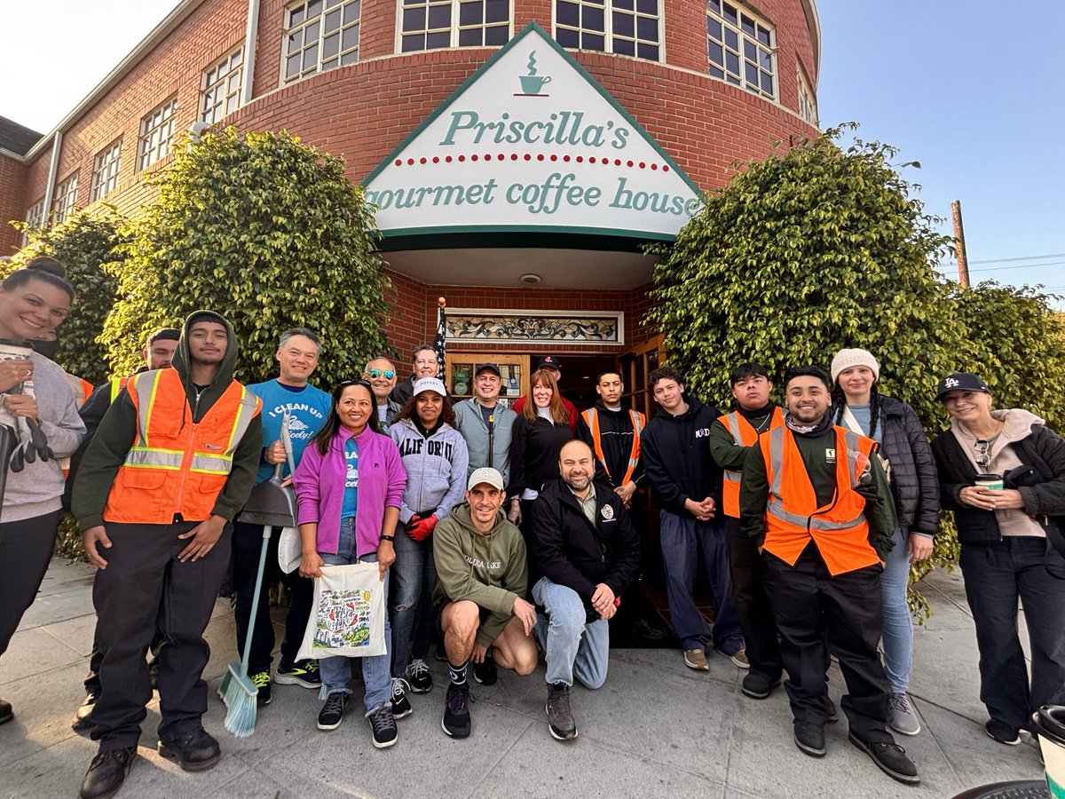 CD2LosAngeles's tweet photo. This morning, I rolled up my sleeves and got my hands dirty with the Toluca Lake Chamber of Commerce to clean up our streets! Keeping our community clean and safe takes teamwork, and I’m grateful to stand alongside dedicated volunteers who care about maintaining our neighborhoods https://t.co/827hNBiM7S