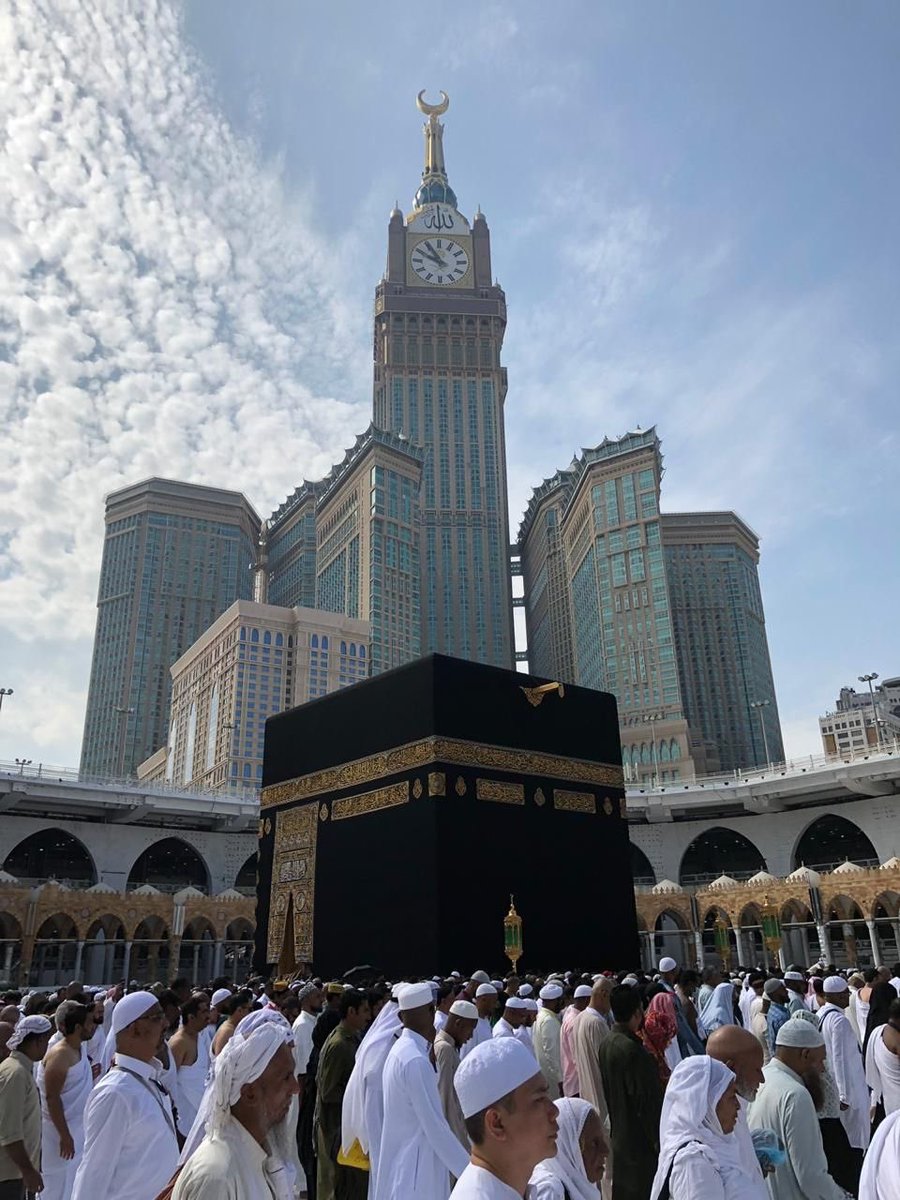 سألنى صديق لى ما الفائدة من الدوران حول الكعبة؟؟؟

فوجدت الإجابة فى كتاب العلامة الدكتور مصطفى محمود "حوار مع صديقى الملحد"

وهو يوضح كيف أن مناسك الحج ليست خرافة ولا وثنية، بل هي انعكاس لقوانين الكون والطبيعة،
 وجزء من النظام الذي صنعه "الله عز وجل "...