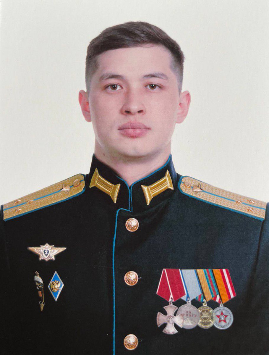 666_mancer's tweet image. Геройский выпускник РВВДКУ, сын главы Национально-культурной автономии казахов Республики Алтай, старлей-черноануец Александр Темирбекович Кусков 1997 г.р. дембельнулся не в СВОВУ, а в Сирии, но всё равно приятно
t.me/esengaliy_ibra… #всрф #груз200 #Сирия