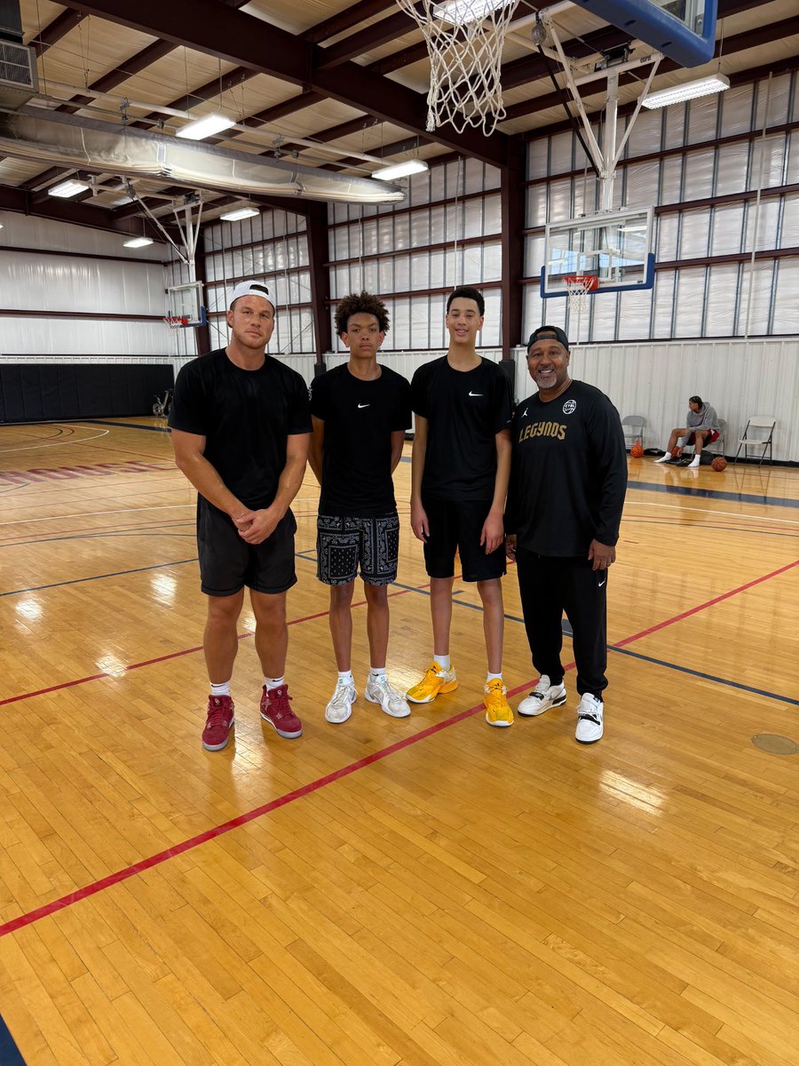 kdROBINSON021's tweet image. Blessed to workout with @blakegriffin23 today! @Legyndseybl