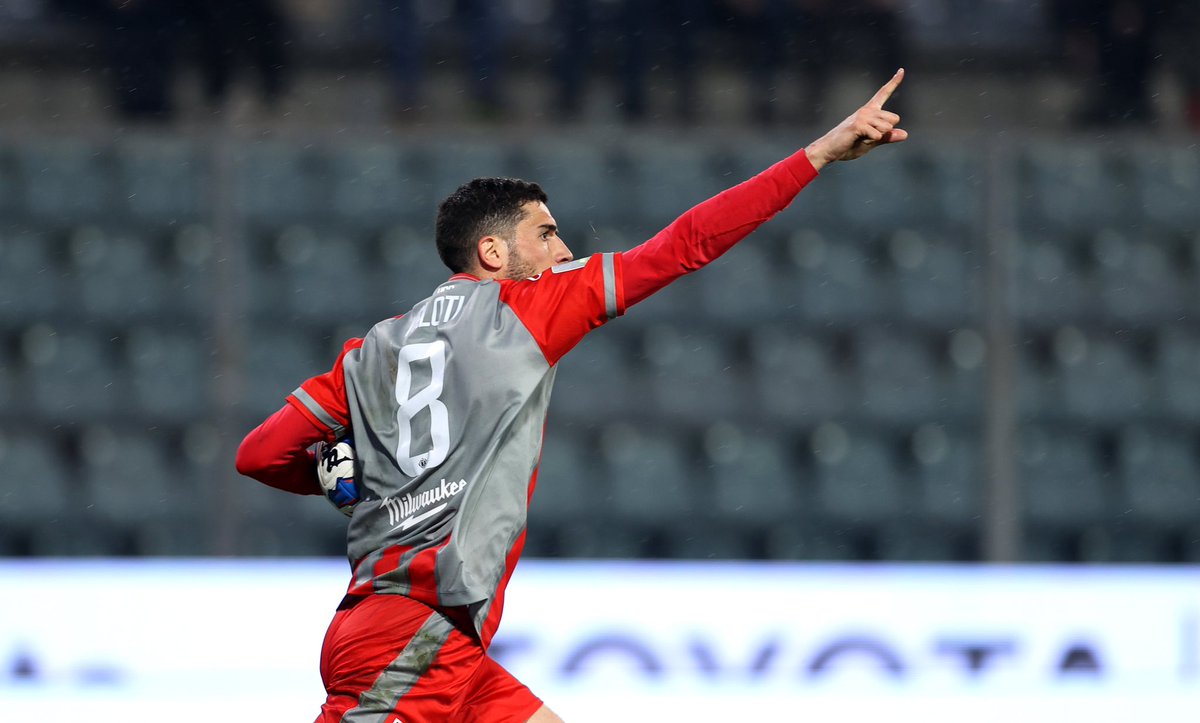 USCremonese's tweet photo. ⚽️ VALO 🩶❤️
#AmarsiAncora #forzagrigiorossi #DaiCremo #SerieBKT #Cremona #Cremonese #CreCit #CremoneseCittadella https://t.co/KlTKqIa2qp