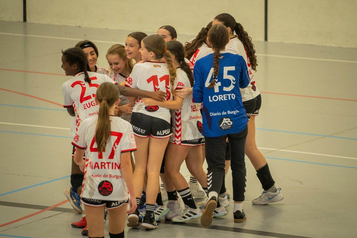 💪Esfuerzo mayúsculo del Archicerámica

🔝 Nuestras cidianas celebran un nuevo triunfo ante el Laguna 

🙌 Gracias infinitas a toda la afición que ha ido hoy a apoyarlas

La crónica: balonmanoburgos.es/ficha/ZCA4174C…

#BalonmanoBurgos #EntrenandoNuestroSueño