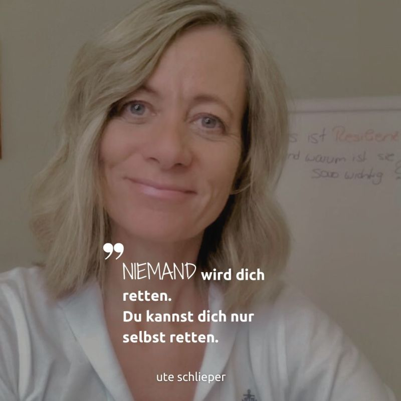 ute_schlieper's tweet photo. Der Moment, wenn man erkennt, dass man von Systemen, denen man vertraut hat, belogen und betrogen wurde, ist wie ein Schlag ins Gesicht. Ein schmerzhafter Moment der #Wahrheit, der uns zwingt, unsere rosarote Brille abzunehmen und die bittere Realität ins Auge zu fassen. Es ist nicht einfach, sich einzugestehen, dass man getäuscht wurde, besonders wenn man glaubte, in diesen Systemen sicher zu sein.

Die Augen davor zu verschließen, dass dieses System gerade zusammenbricht, ist so, als würde man bei einem sinkenden Schiff darauf bestehen, dass alles in Ordnung ist, weil die Band immer noch spielt. Doch die Wahrheit ist: Niemand wird dich retten. Du kannst dich nur selbst retten. Es ist Zeit, selbst aktiv zu werden und das Rettungsboot selbst zu bauen, statt darauf zu warten, dass jemand anderes die Schwimmwesten verteilt.

In diesen Systemen – egal ob das politische, ökonomische, gesundheitliche oder finanzielle System – ging es niemals wirklich um das Wohl des einzelnen Menschen. Es ist eine bittere Pille, die wir schlucken müssen: Diejenigen, die sich jetzt als Retter aufspielen, sind in Wahrheit nur daran interessiert, das System zu retten, von dem sie abhängig sind. Ein geschicktes Ablenkungsmanöver, das darauf abzielt, die eigene Position zu sichern, während das Schiff bereits Wasser zieht.

Und dann, in einem dramatischen Akt der Gier, entscheidet das System, dass es nicht genug ist, nur dein Geld und dein Eigentum zu nehmen. Nein, es will mehr. Es will deine Kinder in Kriege schicken, in Konflikte, die so unnötig sind wie ein Loch im Kopf. Aber das System steht da, in voller Pracht, und erklärt, es sei zum Wohle aller, während es in Wirklichkeit nur das eigene Überleben sichert – auf Kosten der Zukunft deiner Kinder. Doch die wahre Dramatik liegt in der Erkenntnis, dass dieses System kein fiktives Drehbuch ist, sondern eine Realität, die uns alle betrifft.

Diese Erkenntnis ist nicht nur ein dramatischer, notwendiger Weckruf, sondern auch eine Einladung, die Dinge anders zu betrachten. Es ist ein Aufruf, nicht länger passive Zuschauer in einem Spiel zu sein, dessen Regeln wir nicht bestimmt haben. Stattdessen ist es an der Zeit, aus der Komfortzone herauszutreten, unsere eigene Kraft zu erkennen und zu nutzen. Wir müssen verstehen, dass wahre Veränderung und Rettung nur dann möglich sind, wenn wir uns von der Illusion lösen, dass das System, in dem wir leben, jemals in unserem besten Interesse gehandelt hat. 

Es ist Zeit, die Verantwortung für unser eigenes Leben zu übernehmen und Wege zu finden, die uns nicht nur als Individuen, sondern auch als Gemeinschaft stärken.

Dieser Beitrag darf gerne geteilt werden.