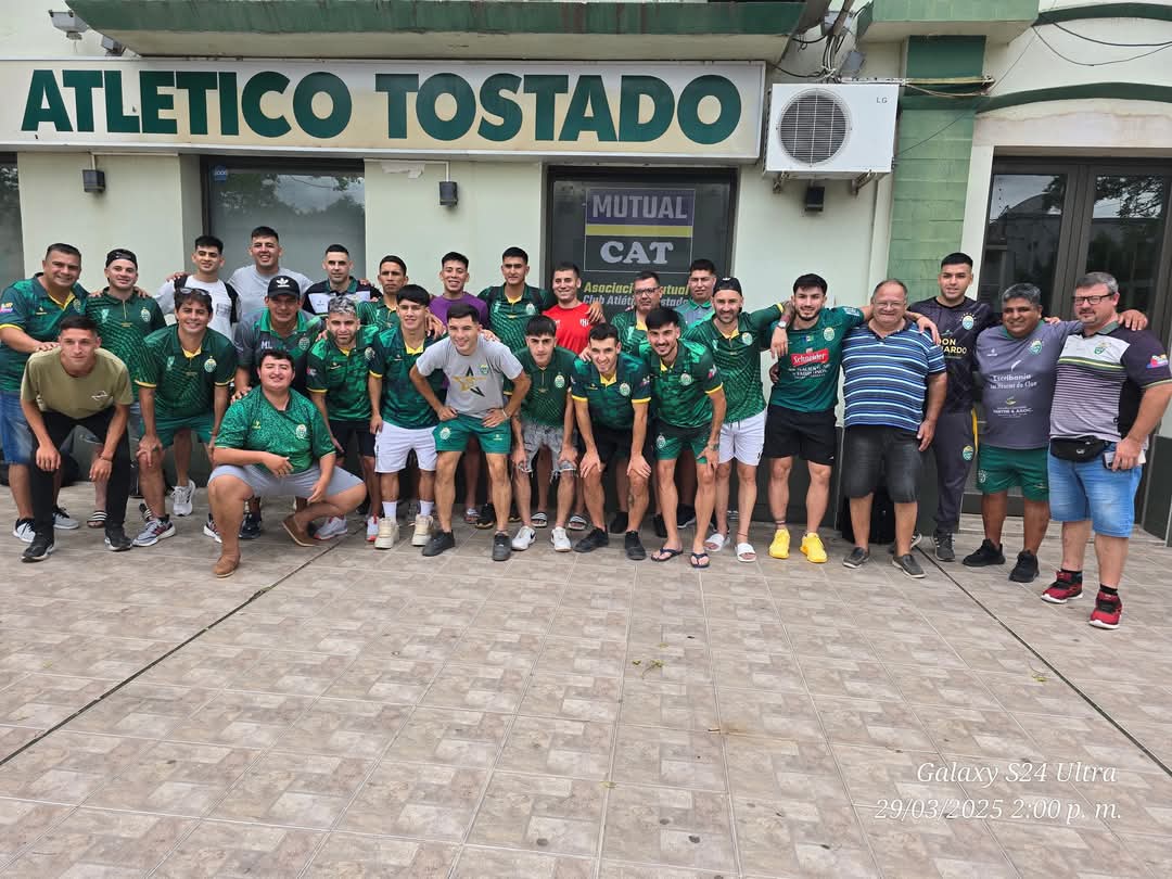 🇳🇬⚽️🏆 RUMBO A UNA NUEVA FINAL

Pasado el mediodía nuestra primera división de fútbol partió rumbo a Cruz Alta donde harán noche pensando en la final de ida de la Copa Federación.