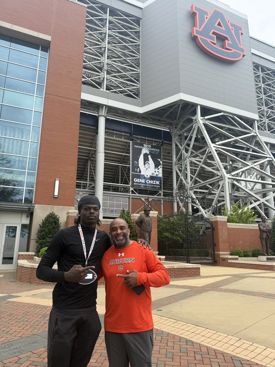 Ken2rell's tweet image. Always a great day at AUBURN🦅🟠 #WDE @therealkwat @NEGARecruits @adamgorney @JeremyO_Johnson @RecruitGeorgia
