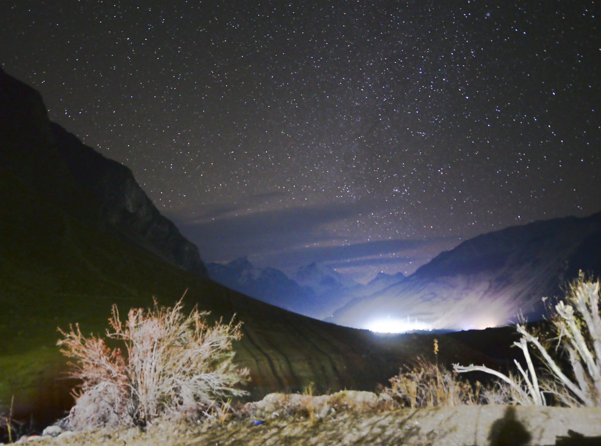 WajahatIqbal2's tweet image. Milkyway and Orion Nebula rising majestically over the Nun Kun massif,which is the highest summit in the Zanskar,Himalayas at above 7000 meters and the place l took the frames is Panikar,a remote village in Northern Ladakh.
#astrophotography #nightphotography #nunkun #ladakh