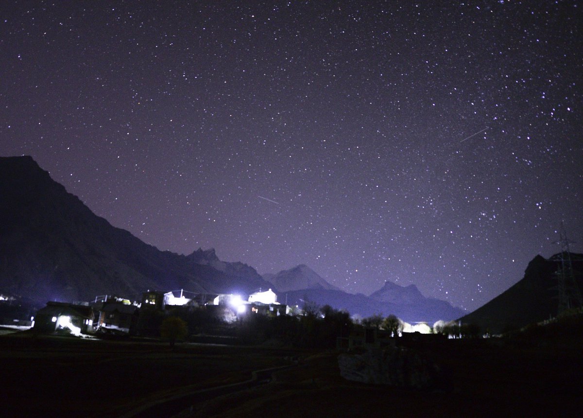 WajahatIqbal2's tweet image. Milkyway and Orion Nebula rising majestically over the Nun Kun massif,which is the highest summit in the Zanskar,Himalayas at above 7000 meters and the place l took the frames is Panikar,a remote village in Northern Ladakh.
#astrophotography #nightphotography #nunkun #ladakh