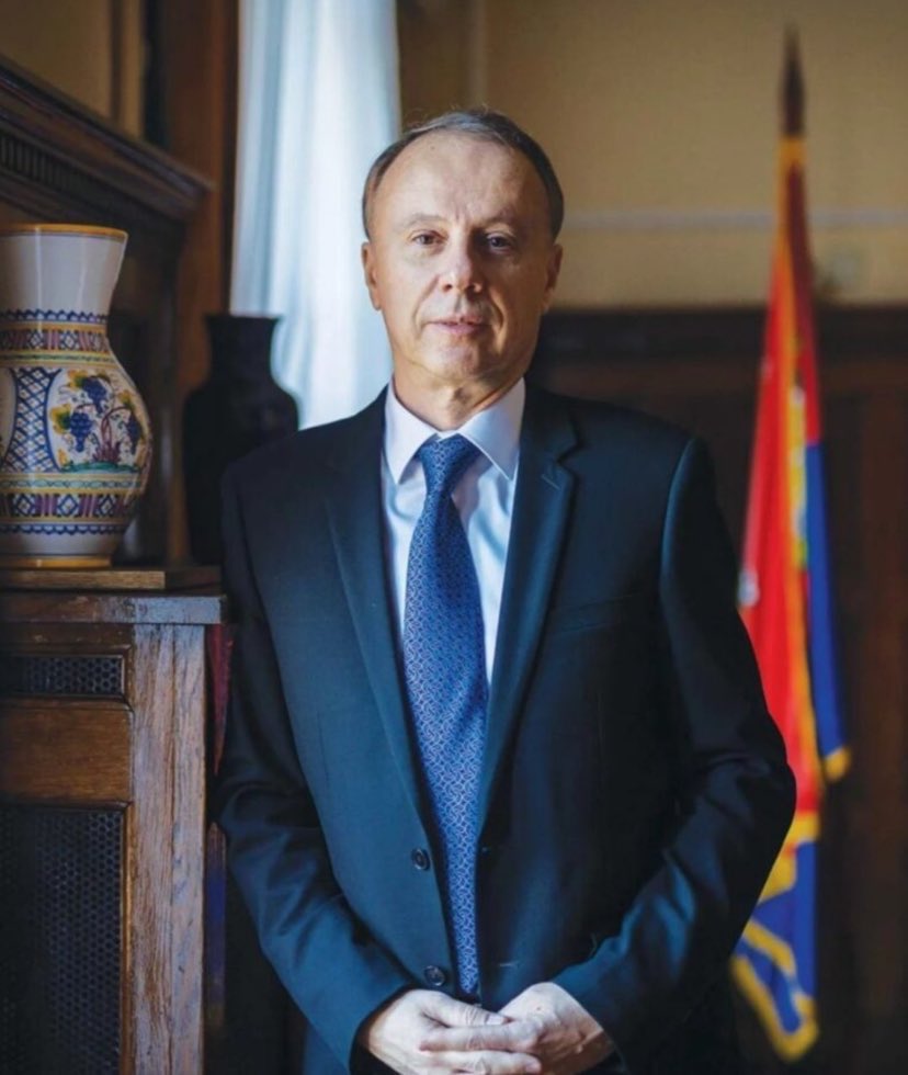 Ne laže
Ne krade
Nije najbolji student svih vremena,a rektor je
Nije član stranke 
Nije šovinista
Podržava studente
Dostojan funkcije i svakog poštovanja 
Čovek za svaki respekt...
I šta kažete?
Nema u Srbiji čoveka koji može da bude predsednik Srbije
Ima,itekako ima...