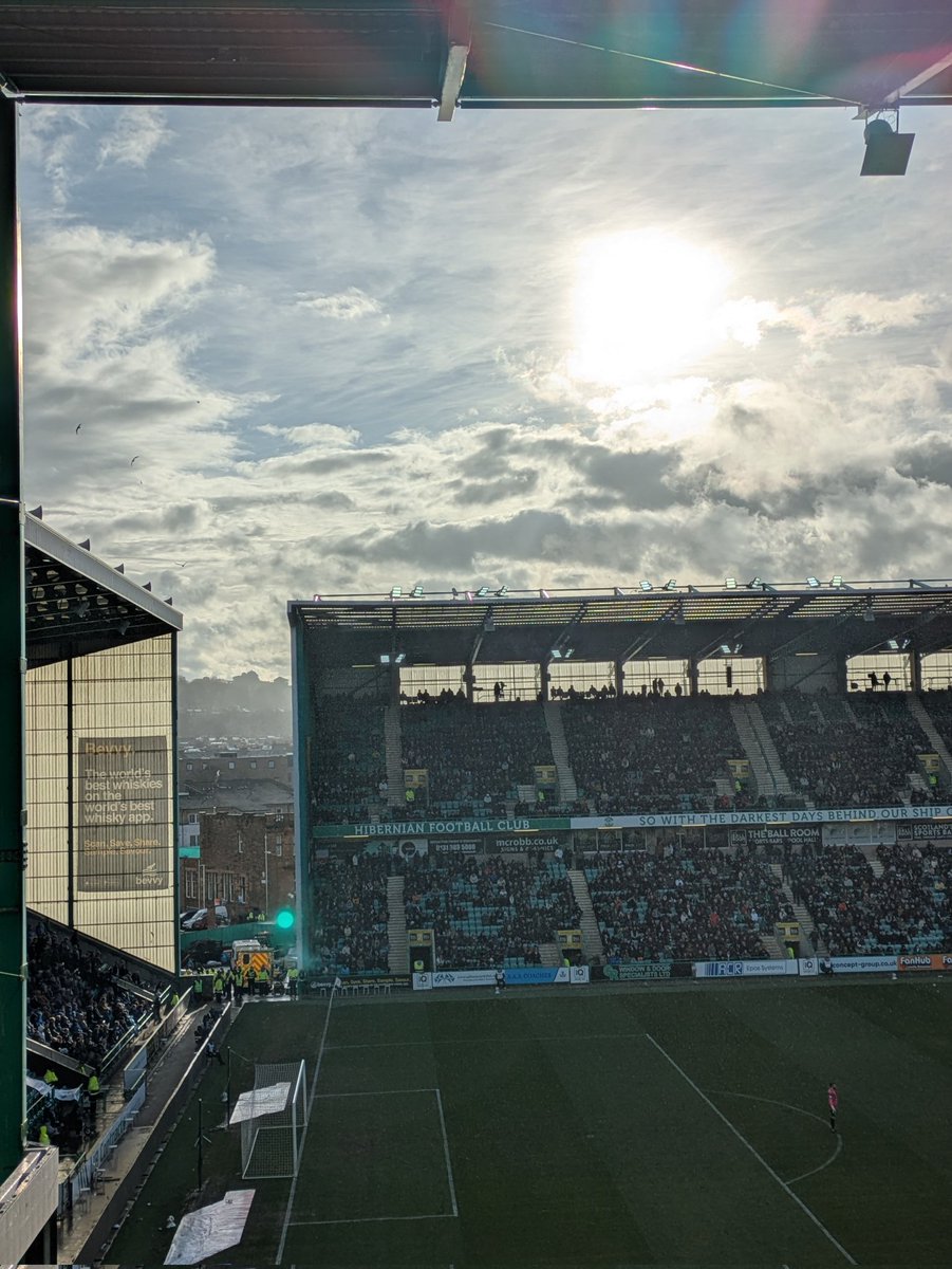 's tweet image. The tiniest glimmer of sunshine on Leith today 💚🤍⚽

Then more rain. 

#Hibs #EasterRoad #Scottish #Leith