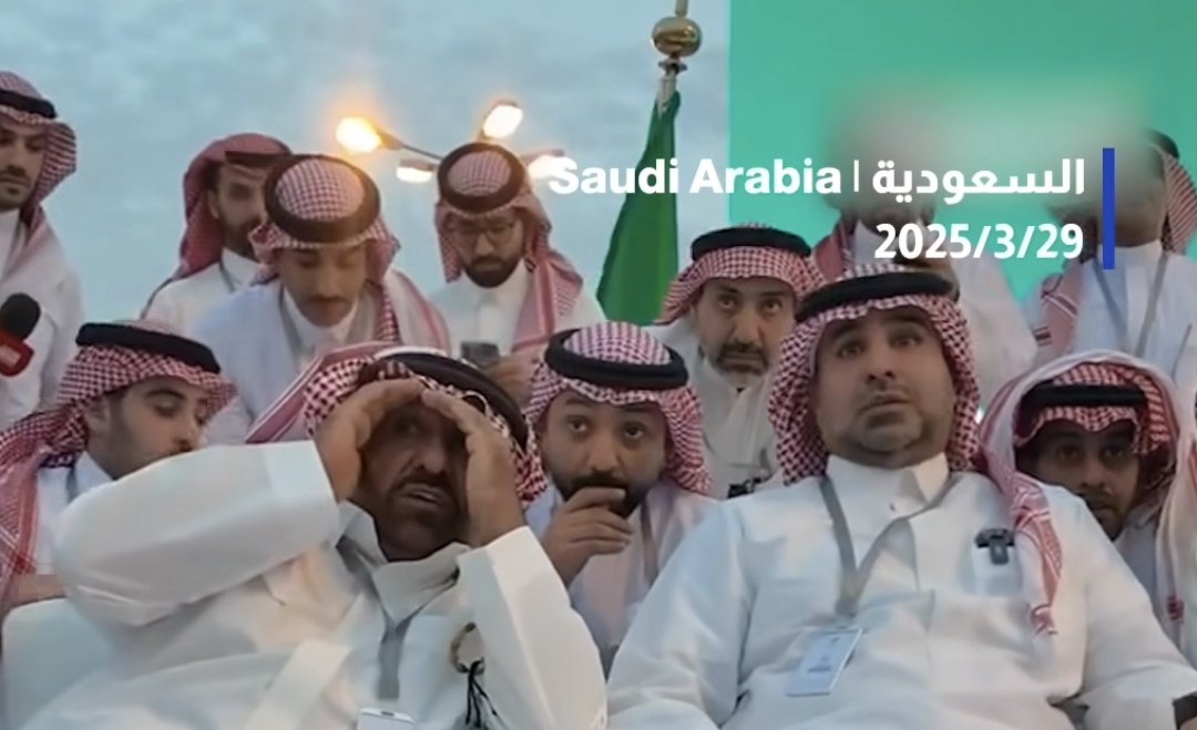 GameMood133264's tweet photo. @alekhbariyatv اولا شكرا للملكة السعودية على اعلان ان عيد يوم 

و ثانيا ارجوا مراجعة هذا الأمر و الفيديو 
يقول الشخص بفمه ( يروح يجي ) هل الهلال أصبحت  💡؟؟ و كيف يمكن رؤية الهلال بالعين المجردة و غير موثقة بالتصوير مع توافر إمكانيات للتصوير بأحدث الأجهزة المتطورة https://t.co/FFmQemE4BE